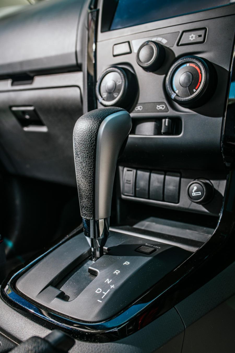 Детали интерьера Isuzu D-Max X-Rider Double Cab 2018 года  (ZA) (фото 15 из 32)
